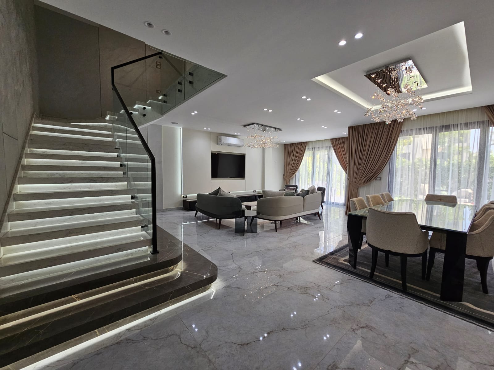 صورة من معرض الأعمال