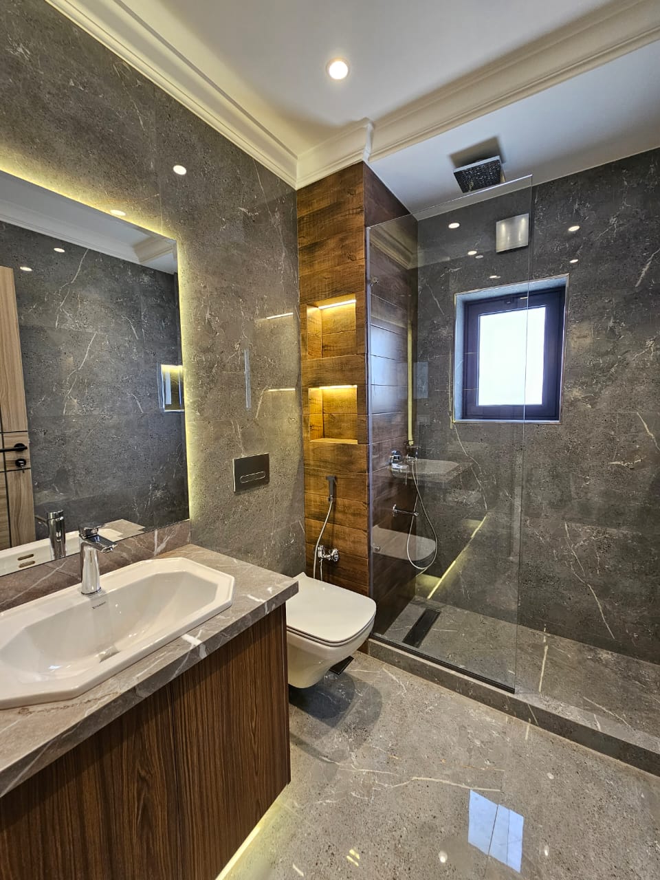 صورة من معرض الأعمال