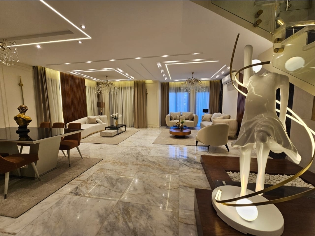 صورة من معرض الأعمال