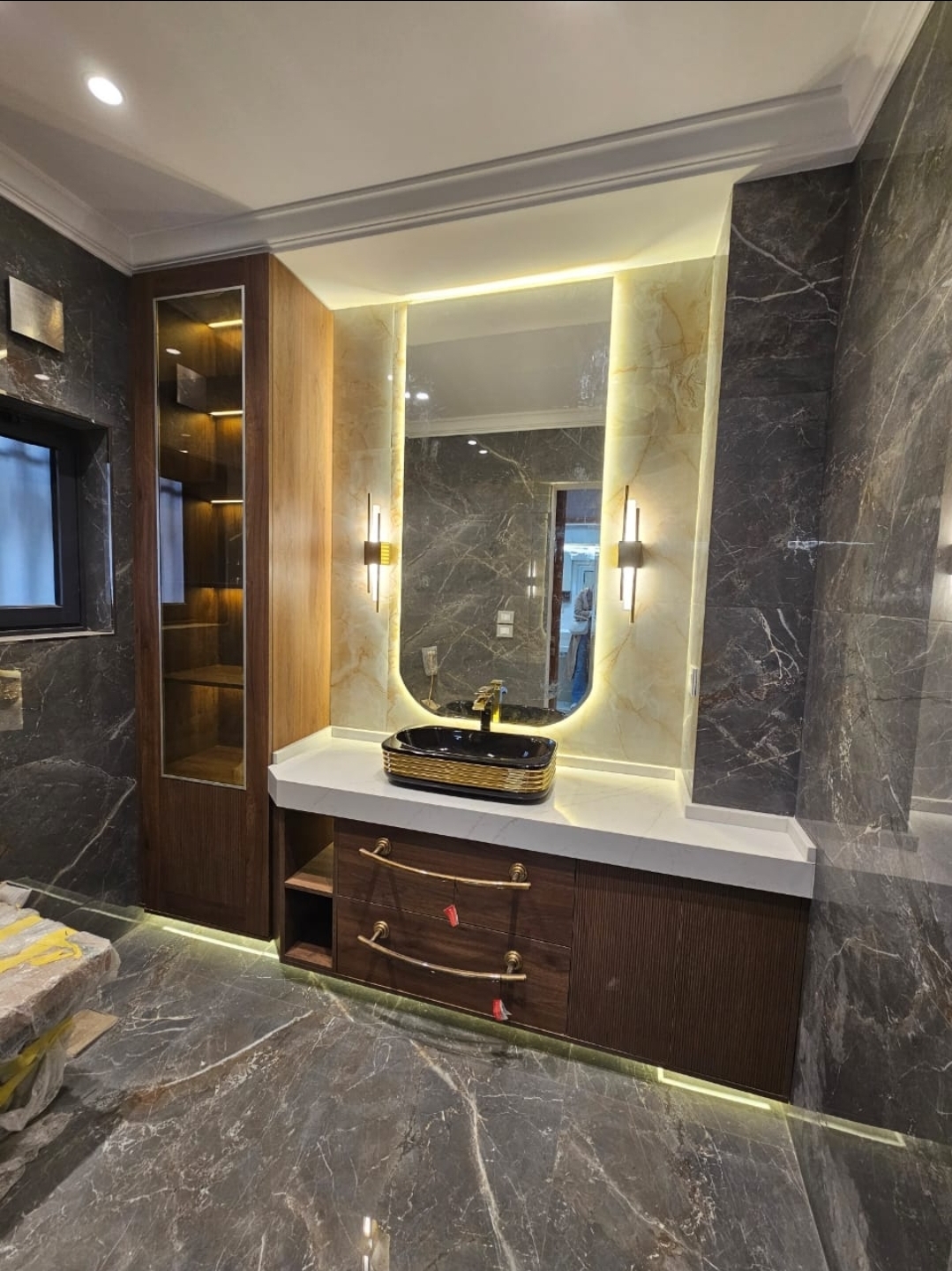 صورة من معرض الأعمال